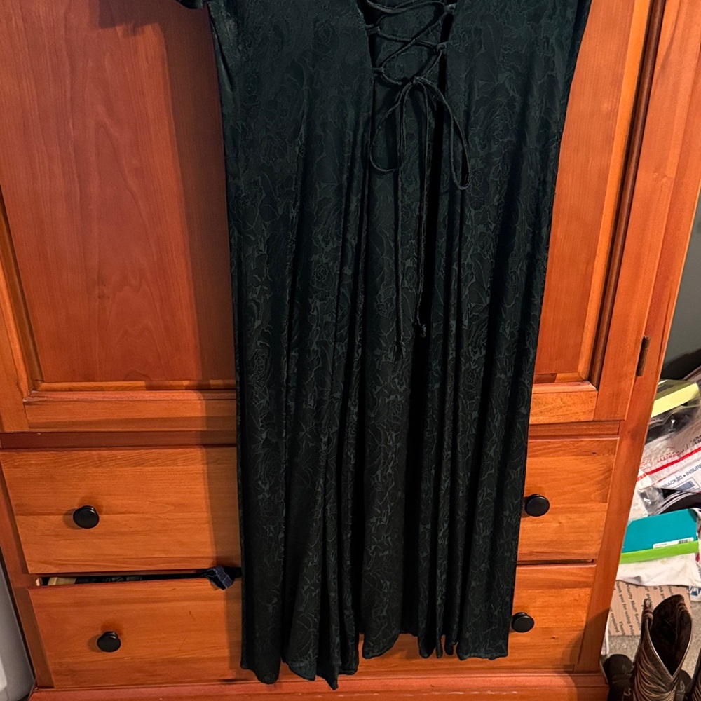 Elegant Hunter Green Dress with Antique White Lace Detail - Picture 6 of 12